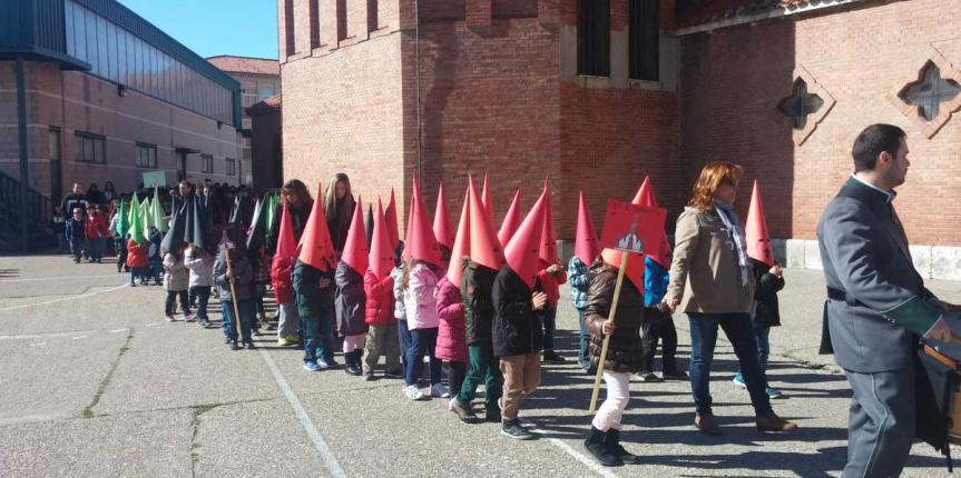 Procesión y música tradicional para los alumnos del Colegio Nuestra Señora del Carmen (Valladolid)