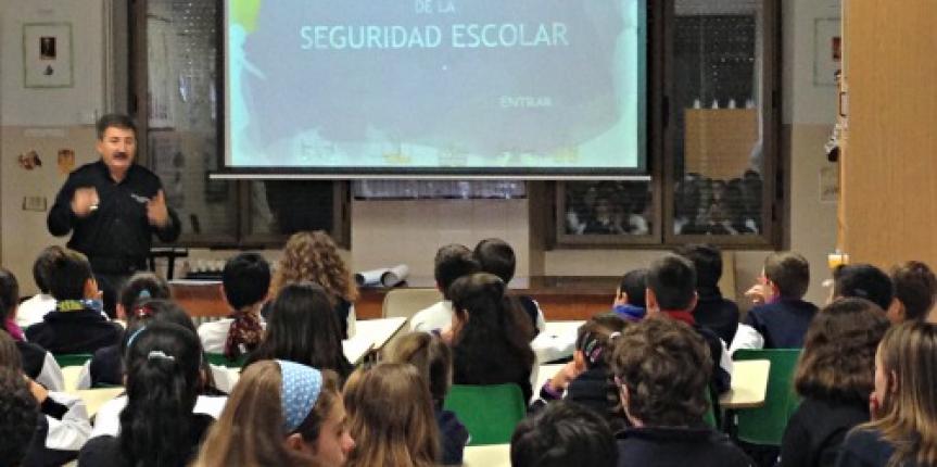 La Policía alerta a alumnos y padres del Colegio La Asunción (León) sobre peligros en las redes sociales