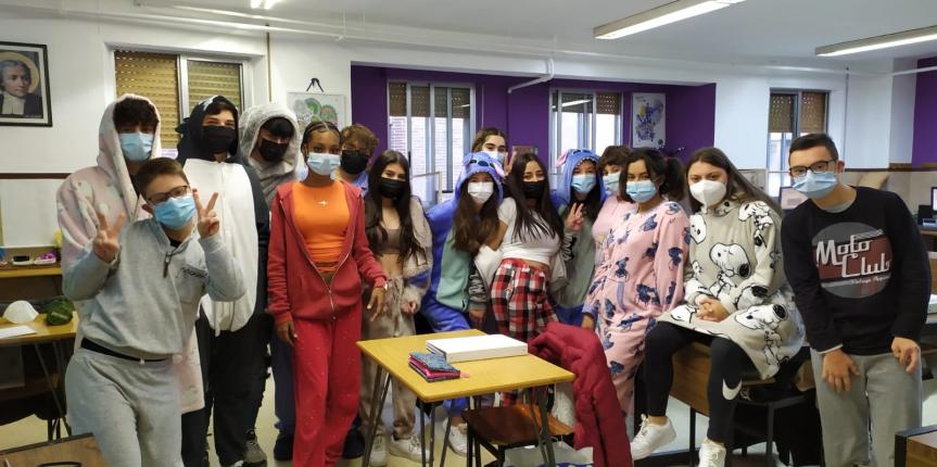 Los alumnos del Colegio de La Salle de Valladolid acuden a clase en pijama para reivindicar el derecho de los menores a crecer en familia